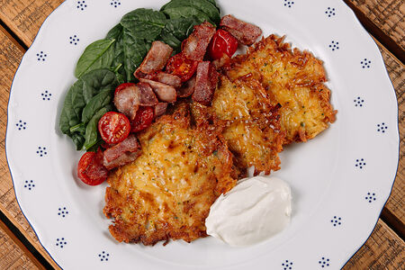 Драники с беконом, томатами черри и шпинатом