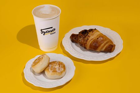 Капучино 400, сырники и круассан с шоколадом