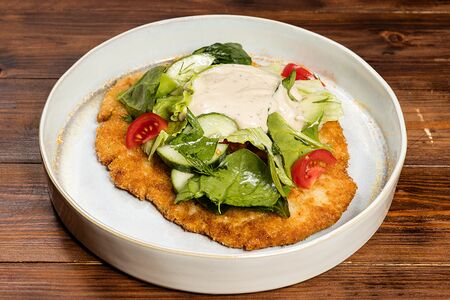 Шницель из индейки, салат из овощей и авокадо