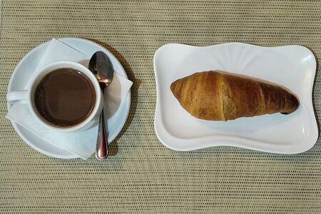 Круассан с шоколадной начинкой