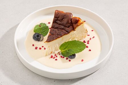 Чизкейк с ванильным соусом и ягодами 