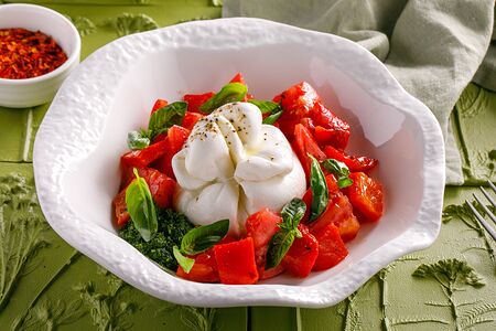 Буррата со спелыми томатами и печеными перцами