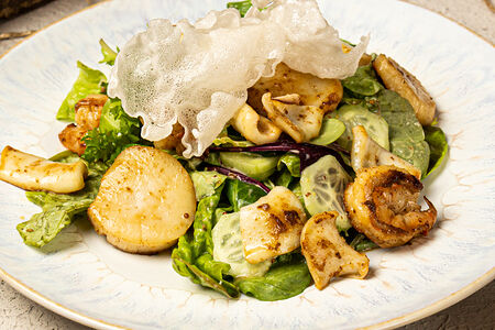 Салат с морепродуктами в ореховой заправке