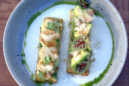 Драники из кабачка с авокадо и кремом из цветной капусты 