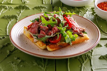 Брускетта с ростбифом