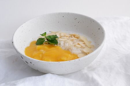 Рисовая каша с манго и лепестками миндаля