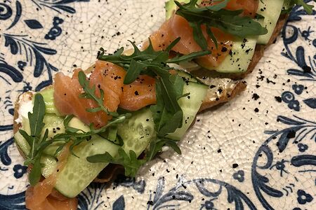 Брускетта с лососем и авокадо