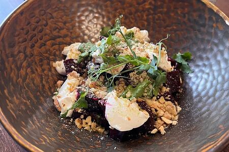 Салат из печеной свеклы с козьим сыром