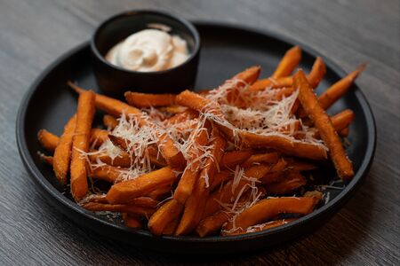 Батат с пармезаном с соусом айоли