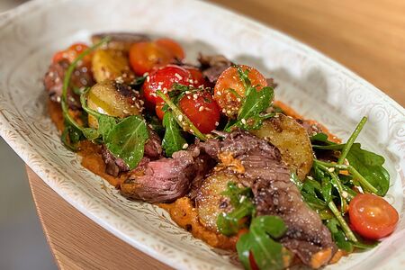 Стейк-салат с томатами черри и картофелем бейби