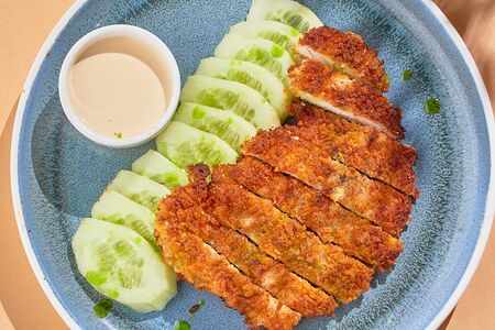 Шницель из индейки с огурцом и устричным соусом