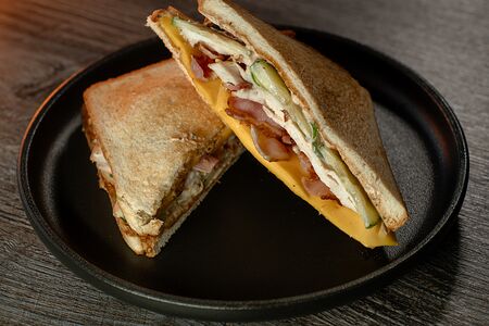 Сэндвич с копченой курицей и беконом