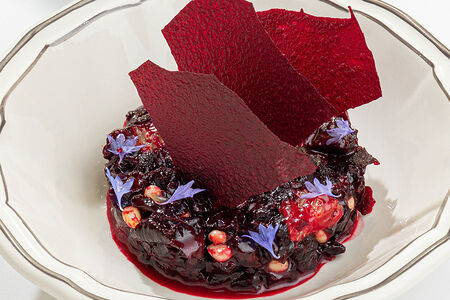 Вяленая свёкла с соусом из вишни