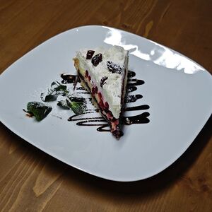 Торт брусничный с белым шоколадом