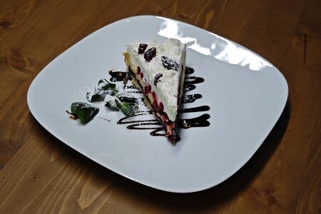 Торт брусничный с белым шоколадом