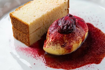 Пате из трубача с соусом из печеного винограда и домашняя бриошь