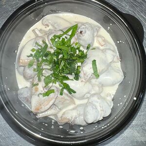 Шампиньоны, тушённые в чесночно-сметанном соусе