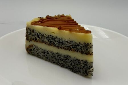 Пирожное Маковое с солёной карамелью