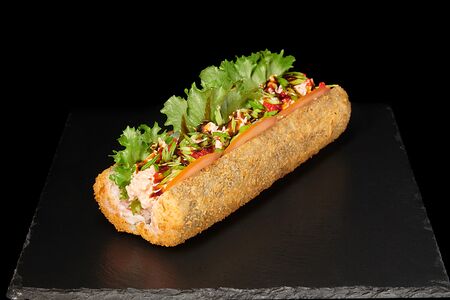 Жареный ролл хот-дог с острыми креветками