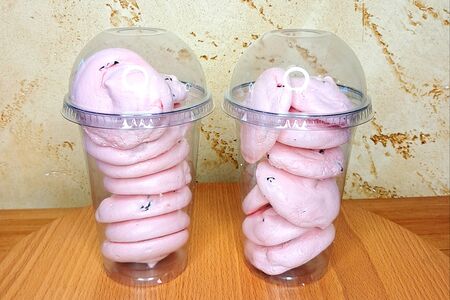 Безе с клюквой в стакане