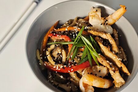 Wok сливочный с креветкой и курицей