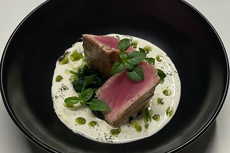 Тунец на гриле с припущенным шпинатом и сырным муссом 