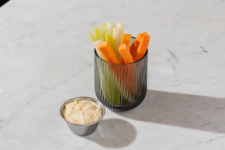 Морковные и сельдерейные палочки с чесночным соусом