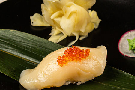 Суши с гребешком