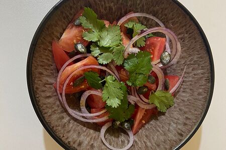 Салат из розовых томатов
