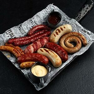 Ассорти из домашних колбас на мангале среднее