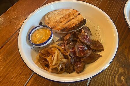 Ростбиф копченый с луком, домашним хлебом и горчицей