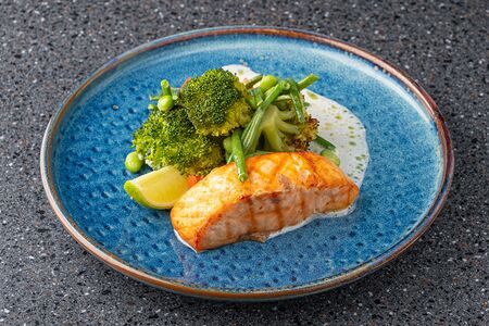 Стейк из лосося с цукини