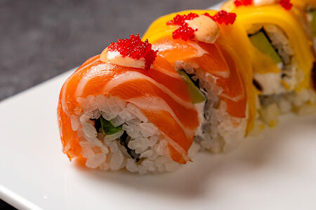 Ролл с лососем, тунцом и авокадо