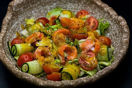 Салат с форелью и манговой заправкой