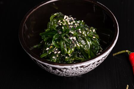 Морские водоросли чука с ореховым соусом