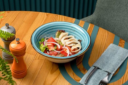 Салат с кальмаром