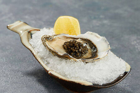 Устрица Жилардо №2 с черной икрой