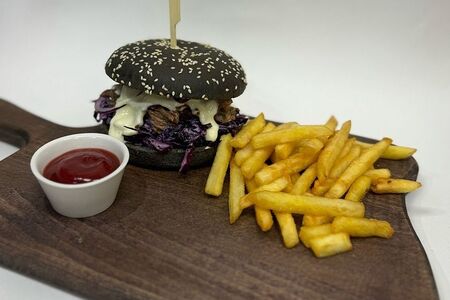 Бургер с рваной говядиной