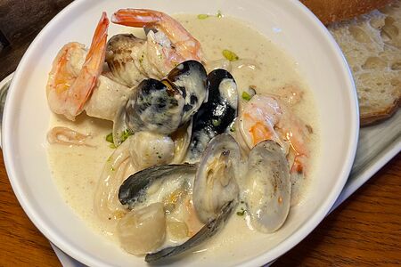 Морепродукты в сливочном соусе