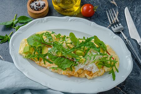 Омлет с кальмарами и рукколой