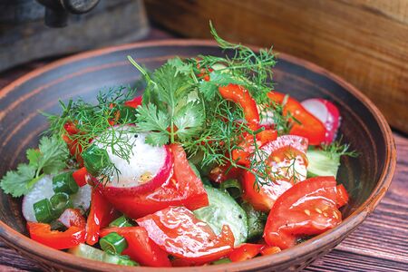 Деревенский салат из садовых овощей