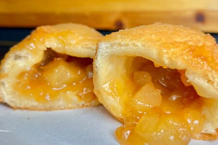 Пирожок с яблоком 