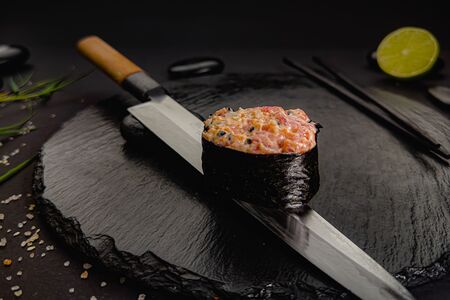 Гункан с тунцом