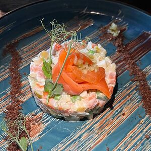 Салат Оливье с семгой и крошкой из бородинского хлеба