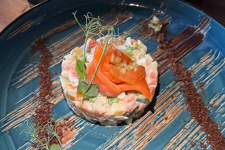 Салат Оливье с семгой и крошкой из бородинского хлеба