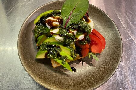 Вафля с моцареллой и авокадо