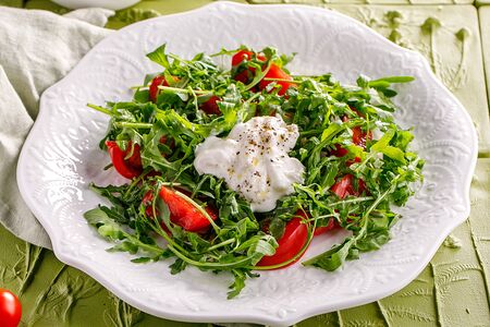 Салат со страчателлой, руколой и томатами
