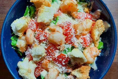 Салат Цезарь с тигровыми креветками