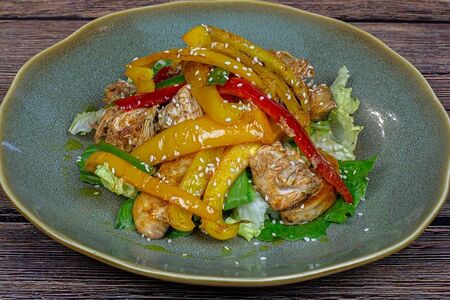 Тёплый салат с курицей и болгарским перцем