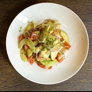 Салат с томатами и авакадо 